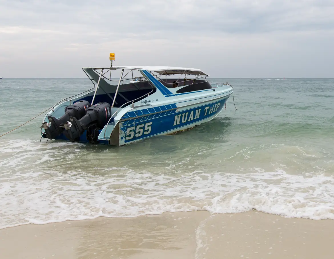 Een speedboot in de branding voor het strand van Ko Samet
