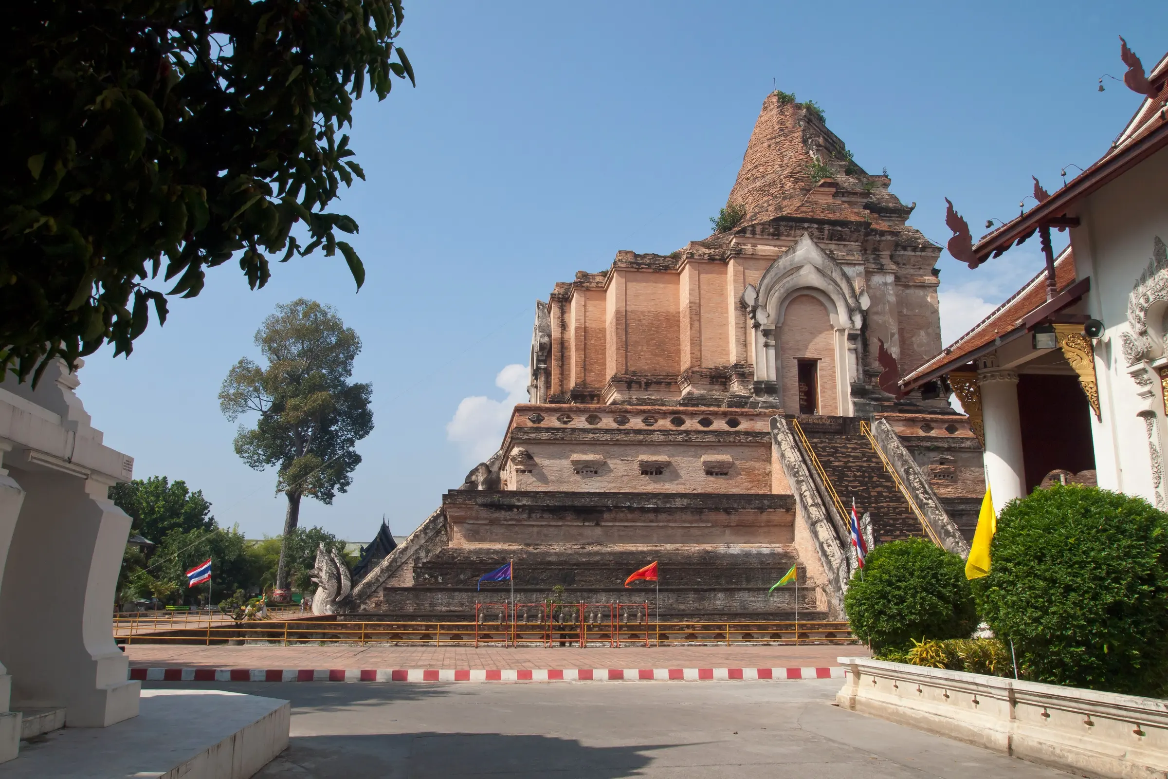 De oude baksteen-chedi van Wat Chedi Luang in Chiang Mai in de zon
