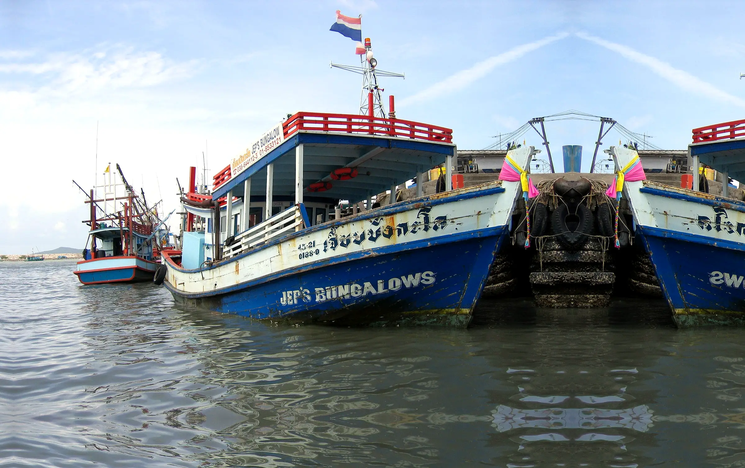 De Ko Samet-boot van Jep&rsquo;s Bungalows ligt afgemeerd aan de pier van Ban Phe