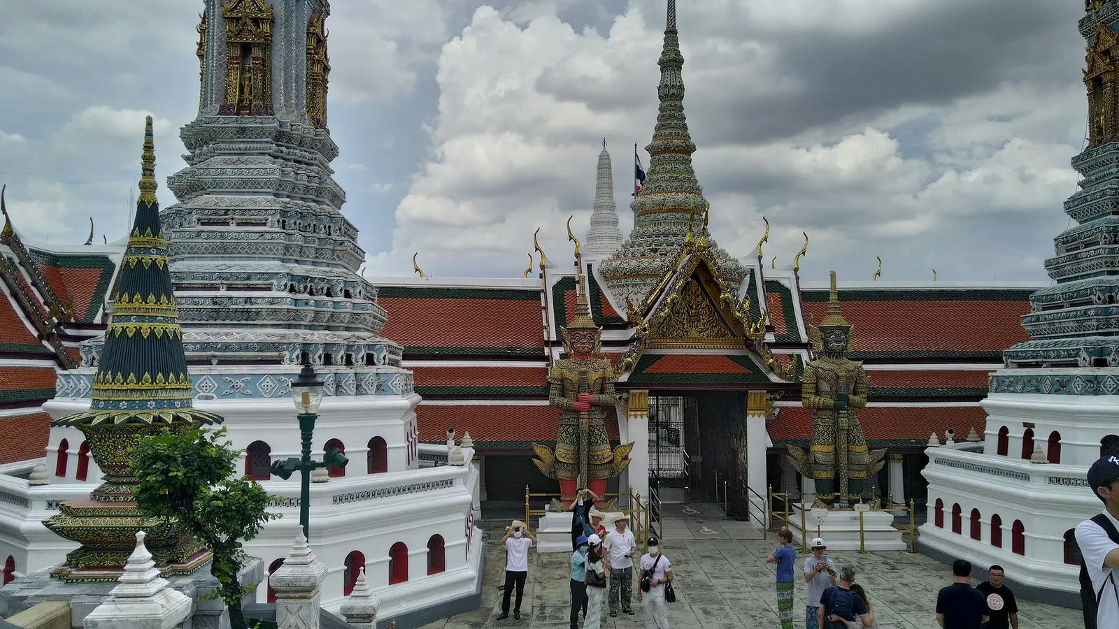 De gouden daken en torens van het Grand Palace in Bangkok onder een heldere hemel