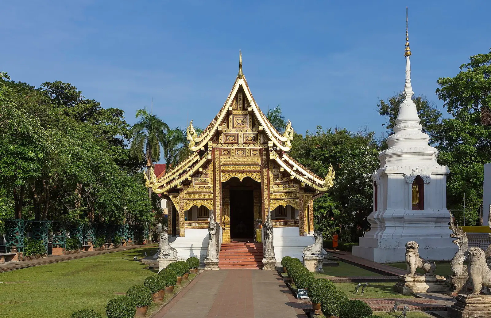 De gouden chedi en het dak van Wat Phra Singh in Chiang Mai