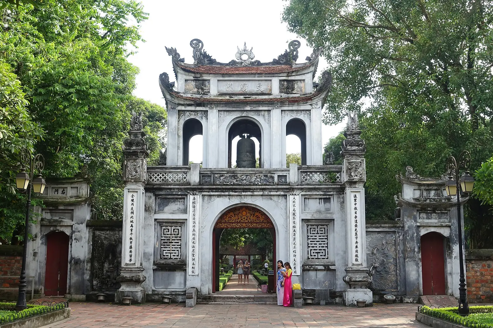 De poort van de Literatuurtempel in Hanoi met een dak van pannen en een binnenplaats
