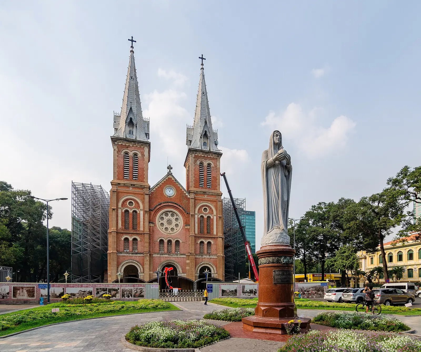 De Notre-Dame-basiliek in Ho Chi Minh-stad met twee torens van rode baksteen