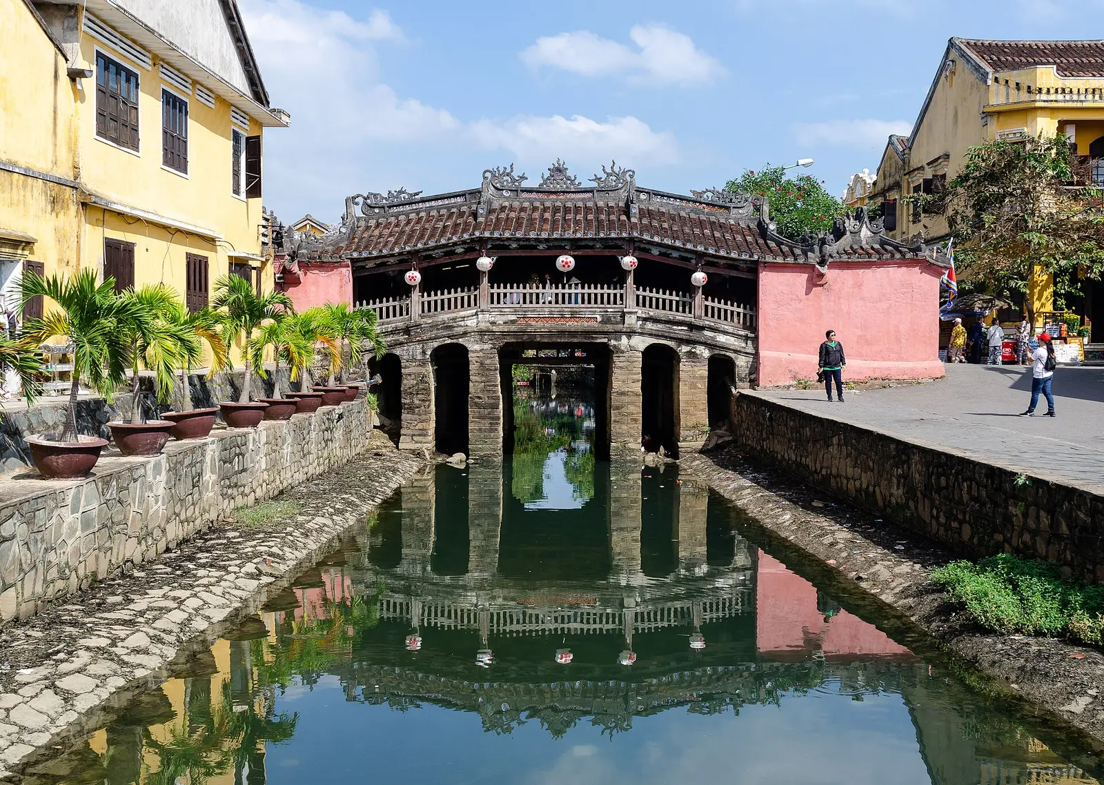 De overdekte Japanse brug in Hoi An met een rood dak boven het water