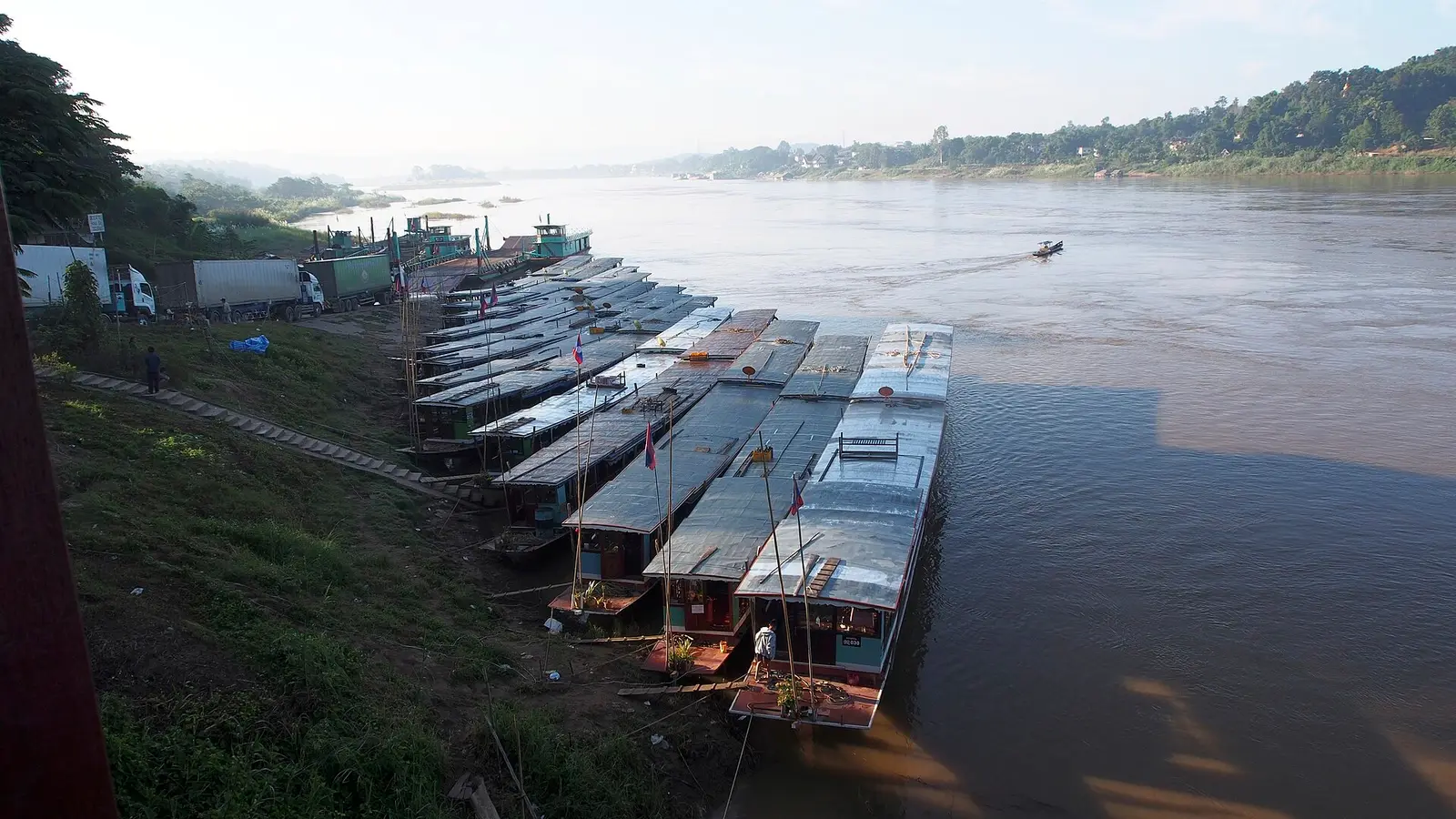 Langzame boten liggen aangemeerd aan de oever van de Mekong bij Huay Xai