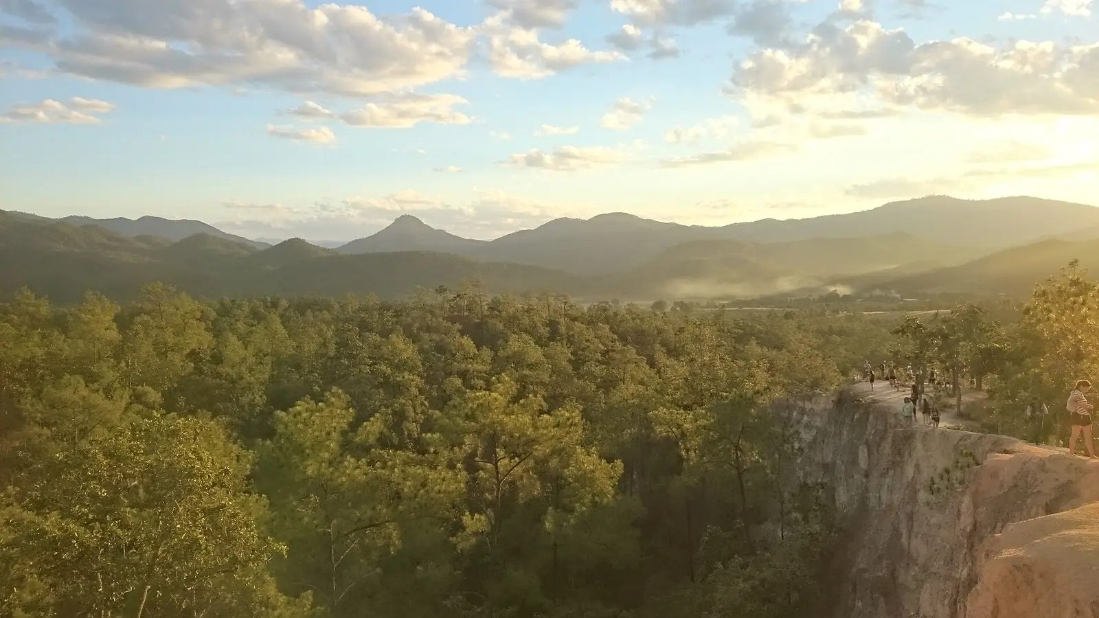 De zandpaden en ruggen van Pai Canyon onder een blauwe lucht