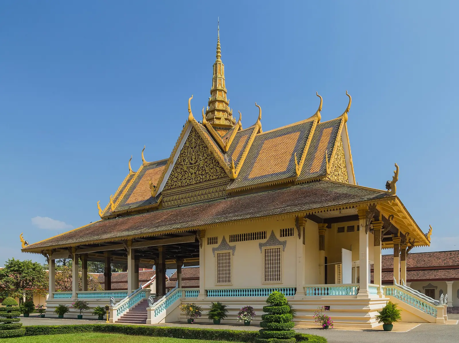 Een paviljoen met gouden spitsen en een gelaagd dak op het terrein van het Koninklijk Paleis in Phnom Penh