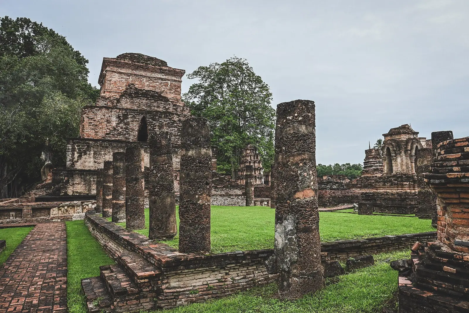 Boeddhabeeld en chedi's van Wat Mahathat in het historische park van Sukhothai