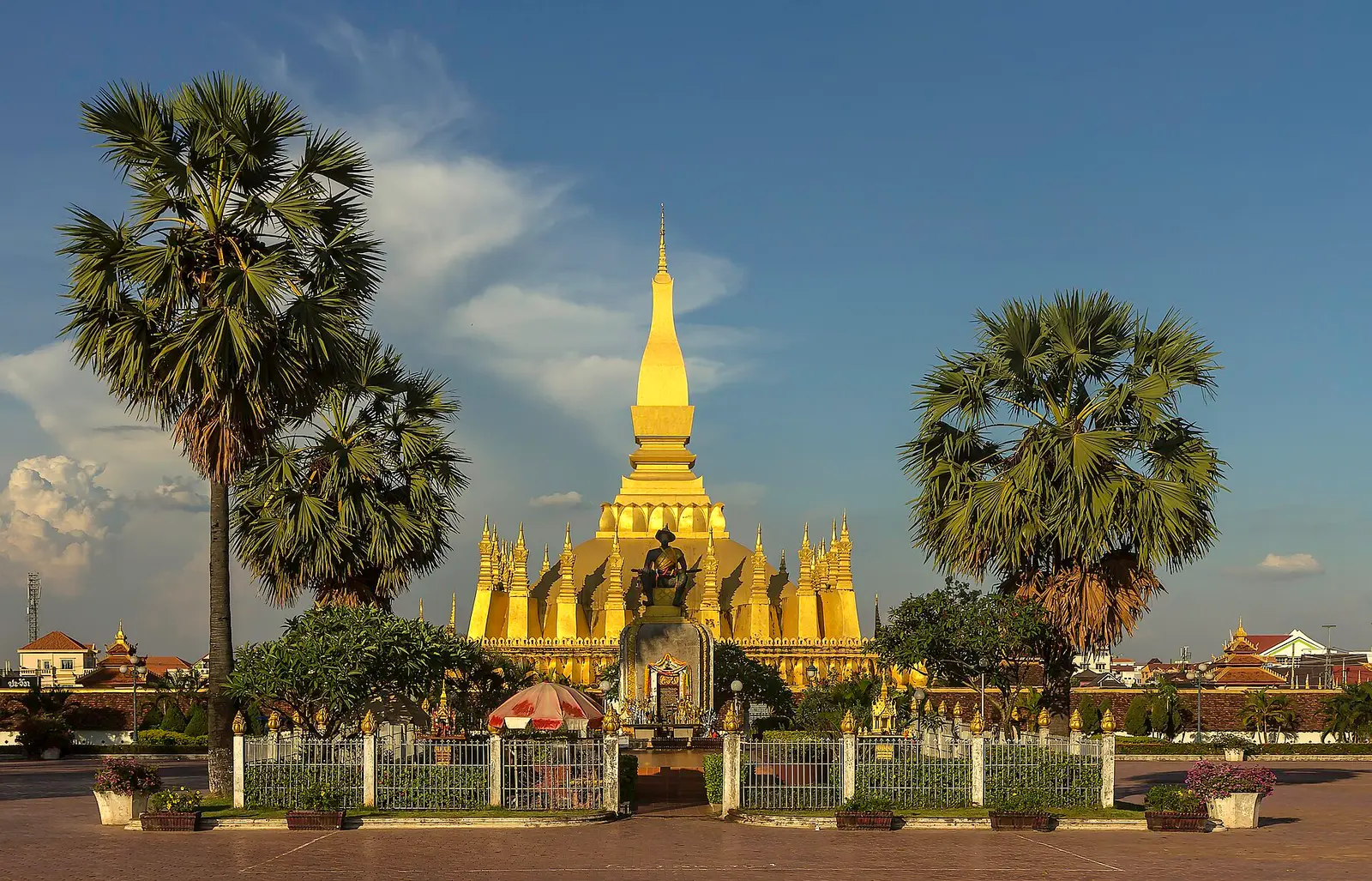 De gouden stoepa Pha That Luang in Vientiane onder een heldere lucht