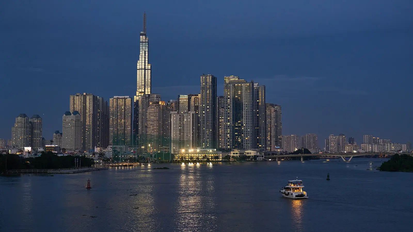 De skyline van Ho Chi Minh-stad aan de Saigon-rivier met Landmark 81 in het blauwe uur