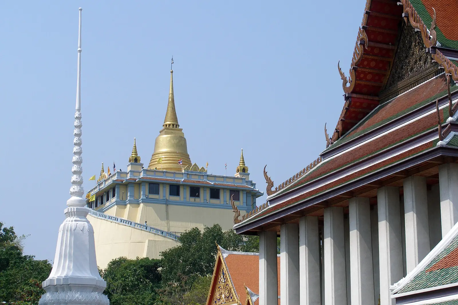 De gele stoepa van de Golden Mount van Wat Saket boven daken en tempelgebouwen