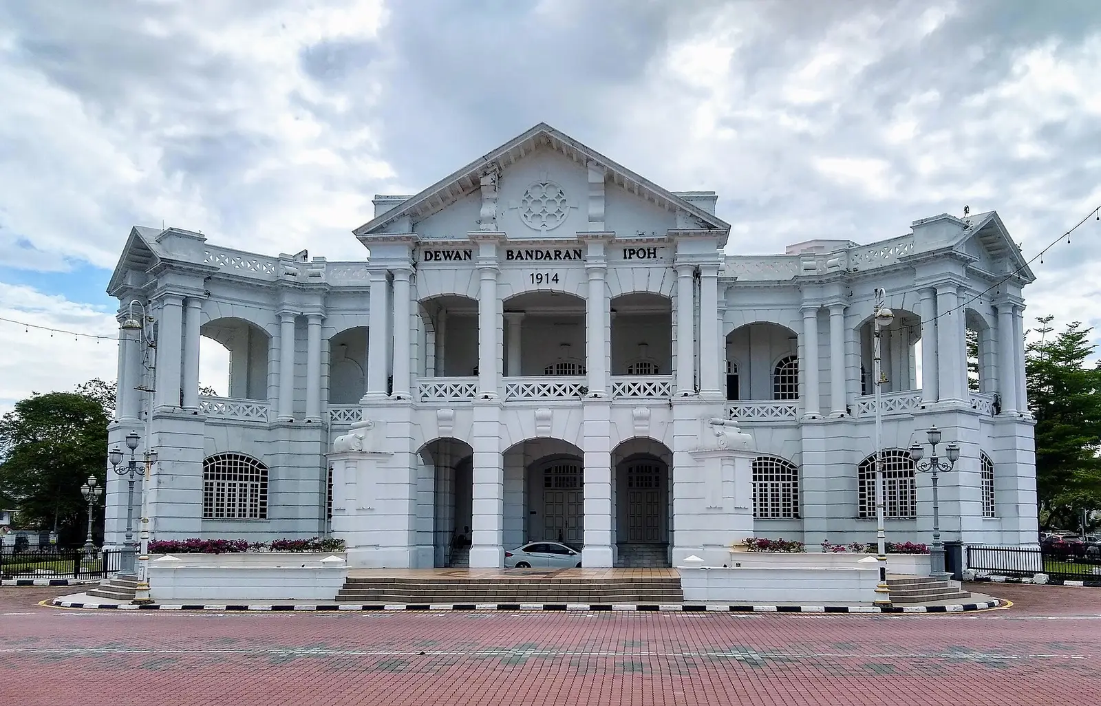 Het witte koloniale stadhuis van Ipoh met zuilen en een voorplein
