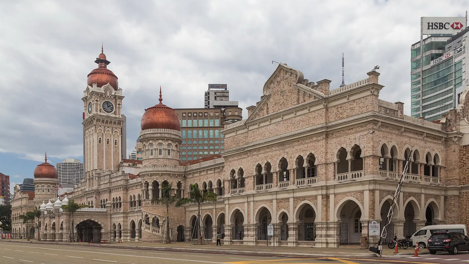 Het Sultan Abdul Samad-gebouw in Kuala Lumpur met klokkentoren en koperen koepels