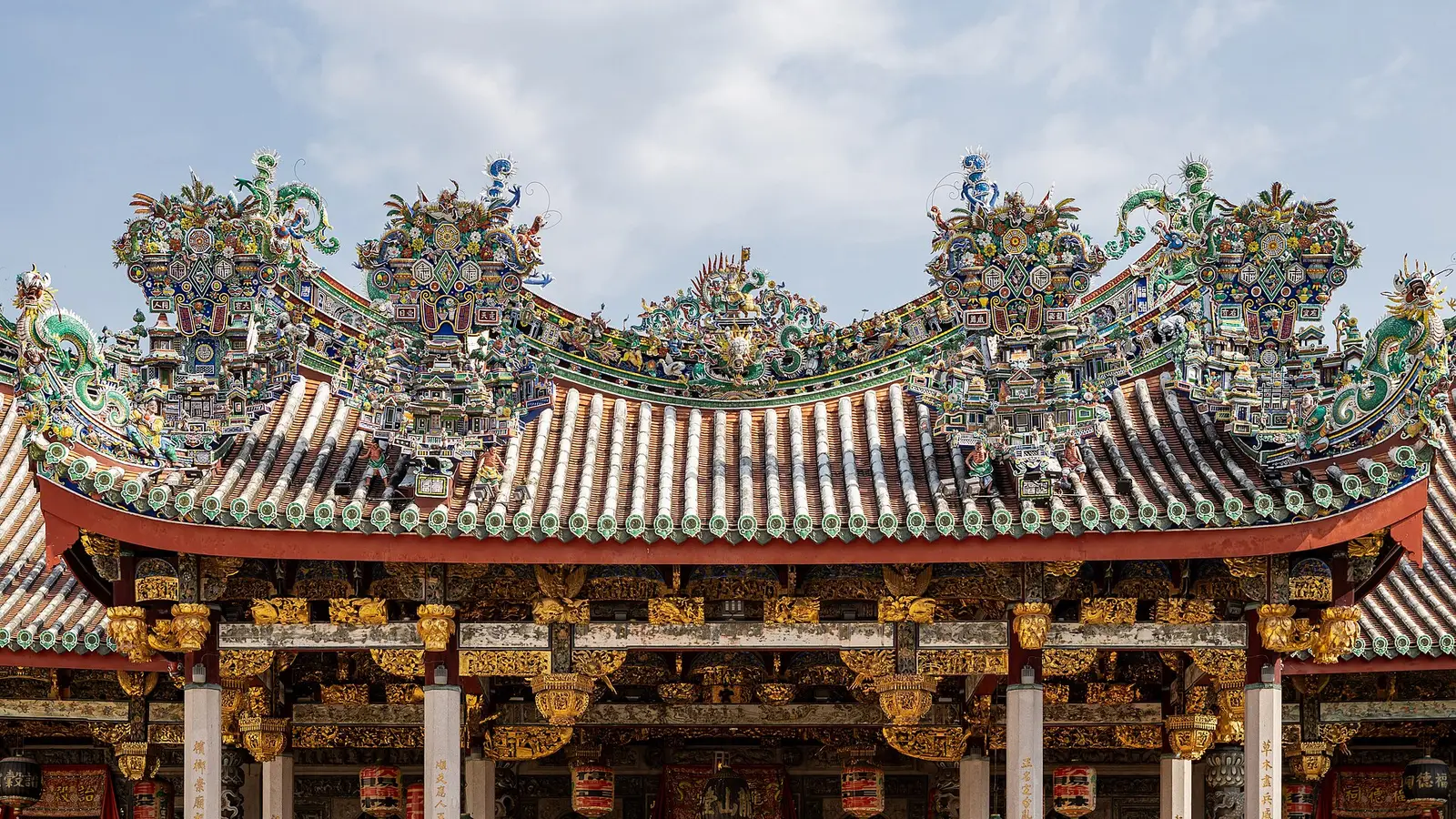 Het rijk versierde dak van het clanhuis Khoo Kongsi in George Town, met gekleurde keramiek en draken