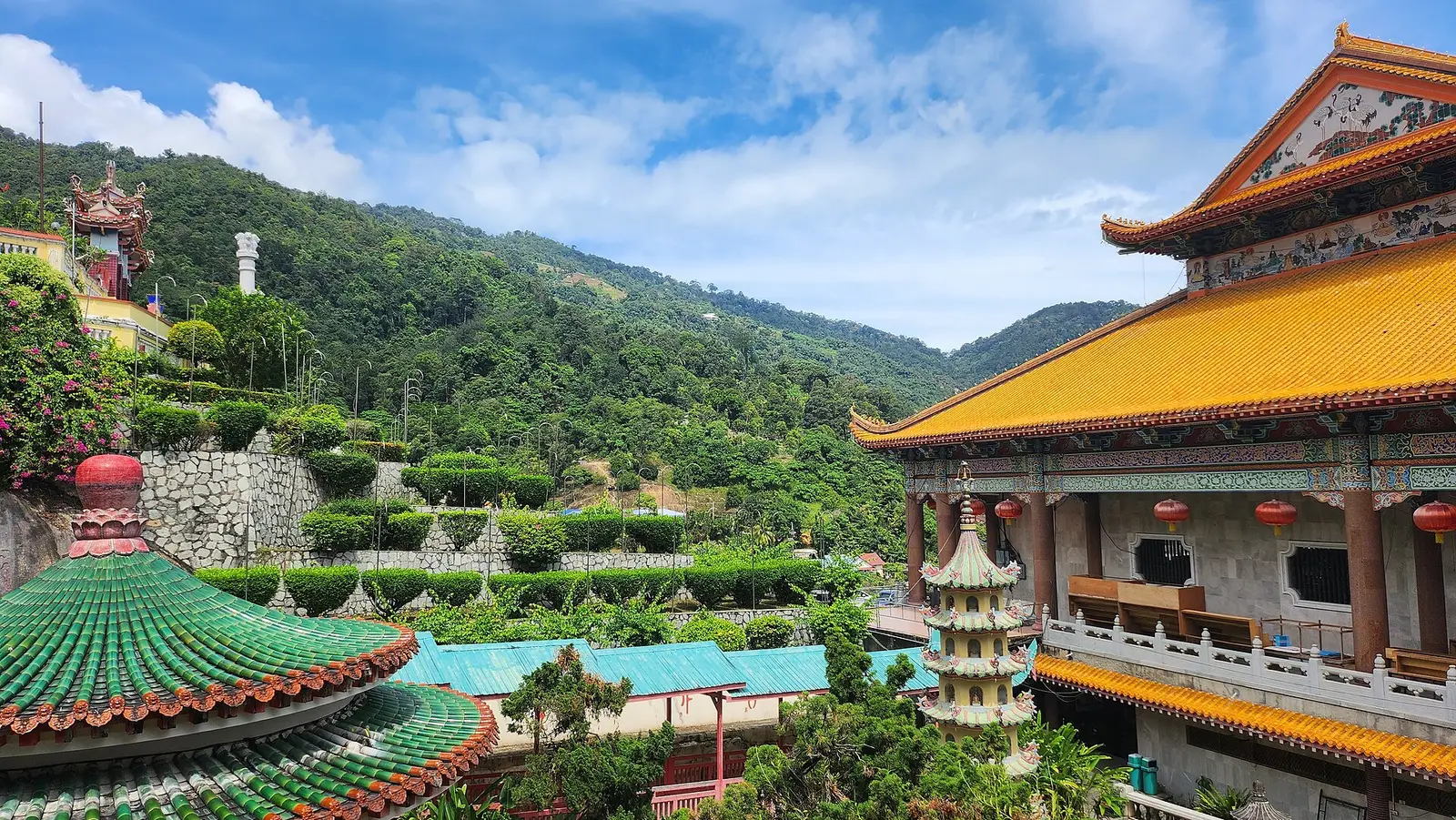De pagode en de dakranden van de Kek Lok Si-tempel op een heuvel op Penang