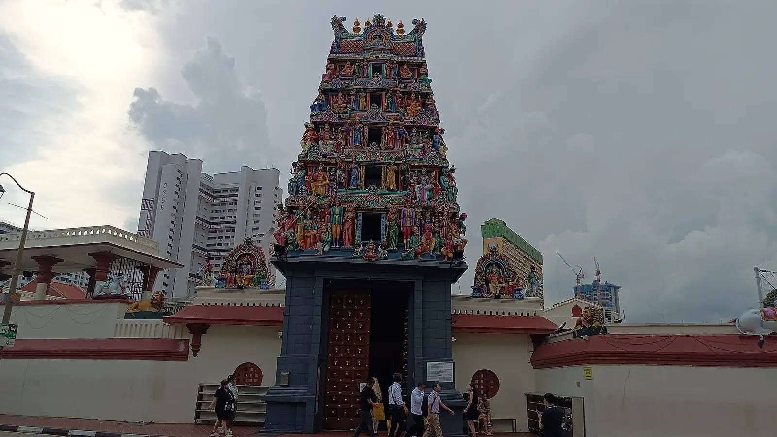 De gebeeldhouwde, kleurige toren boven de ingang van de Sri Mariamman-tempel in Singapore