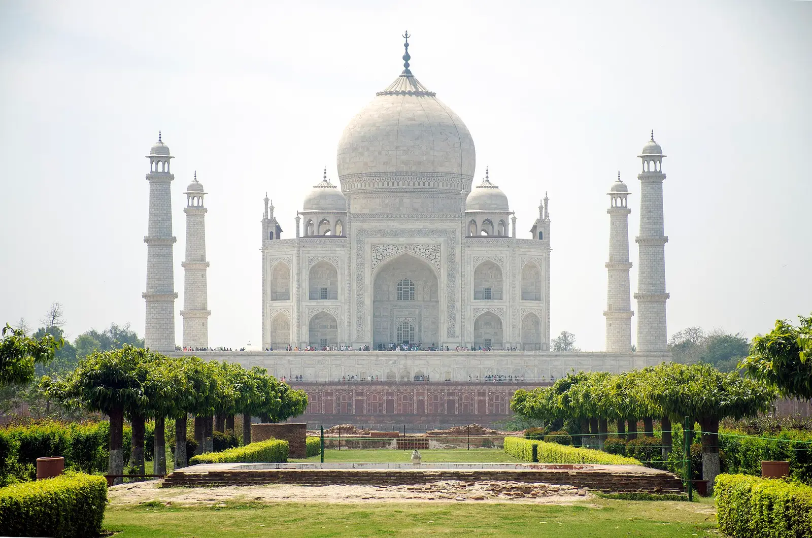 De Taj Mahal gezien vanaf Mehtab Bagh aan de overkant van de Yamuna, met tuinen op de voorgrond