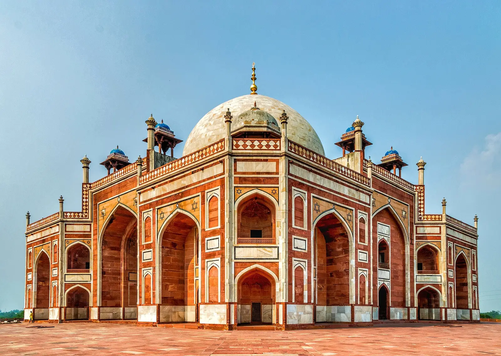 Het mausoleum van Humayun in Delhi, van rood zandsteen en wit marmer, onder een blauwe lucht