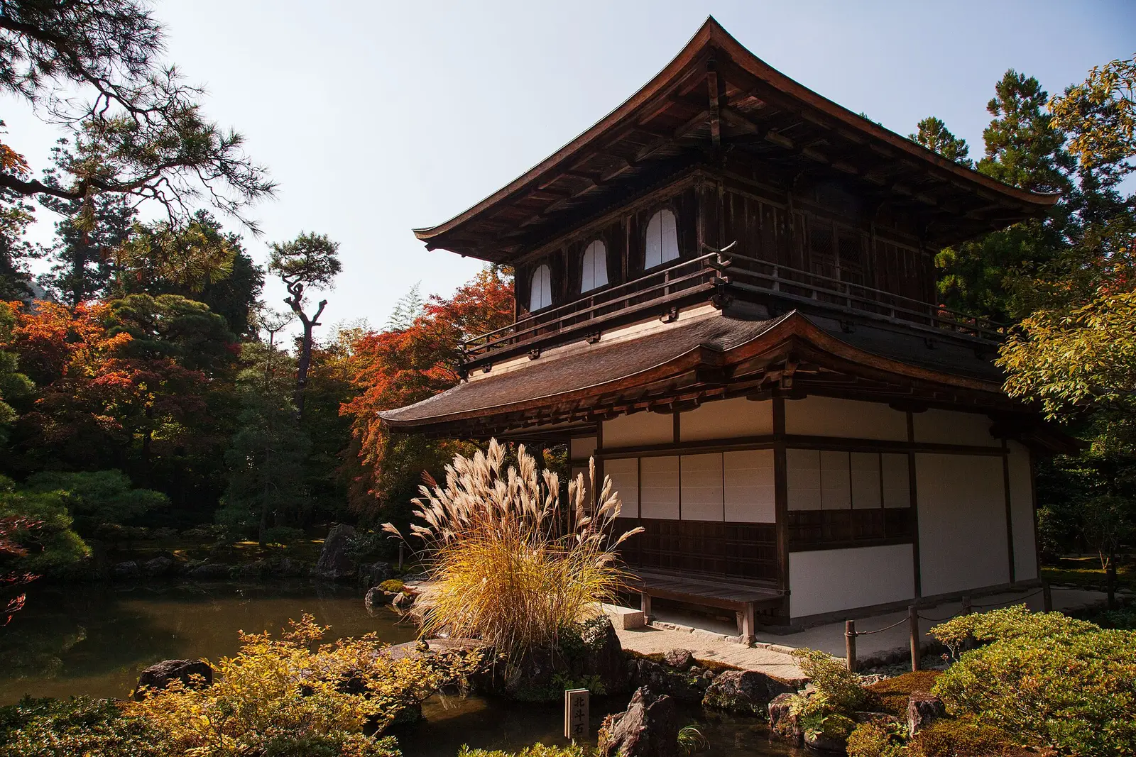 Het Zilveren Paviljoen van Ginkaku-ji tussen herfstbomen, met een vijver ervoor