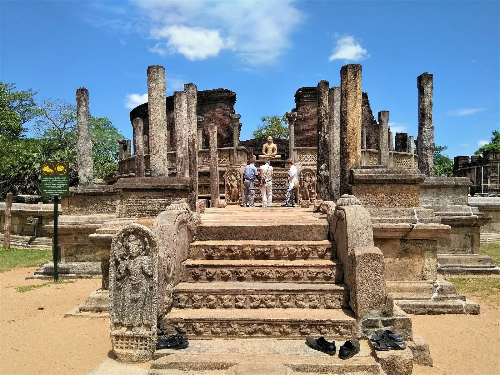 Trap met maanstenen naar de Vatadage in Polonnaruwa, met een Boeddhabeeld tussen stenen pilaren