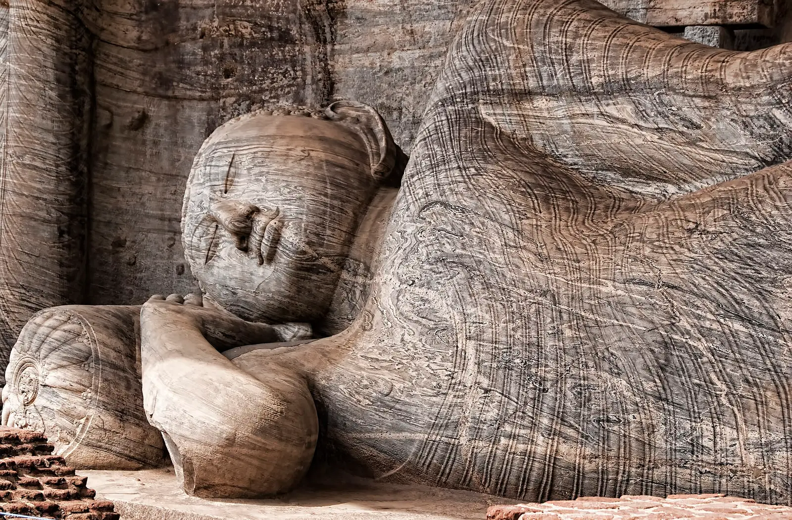 Het hoofd van de liggende Boeddha van Gal Vihara in Polonnaruwa, uit gestreept graniet gehouwen