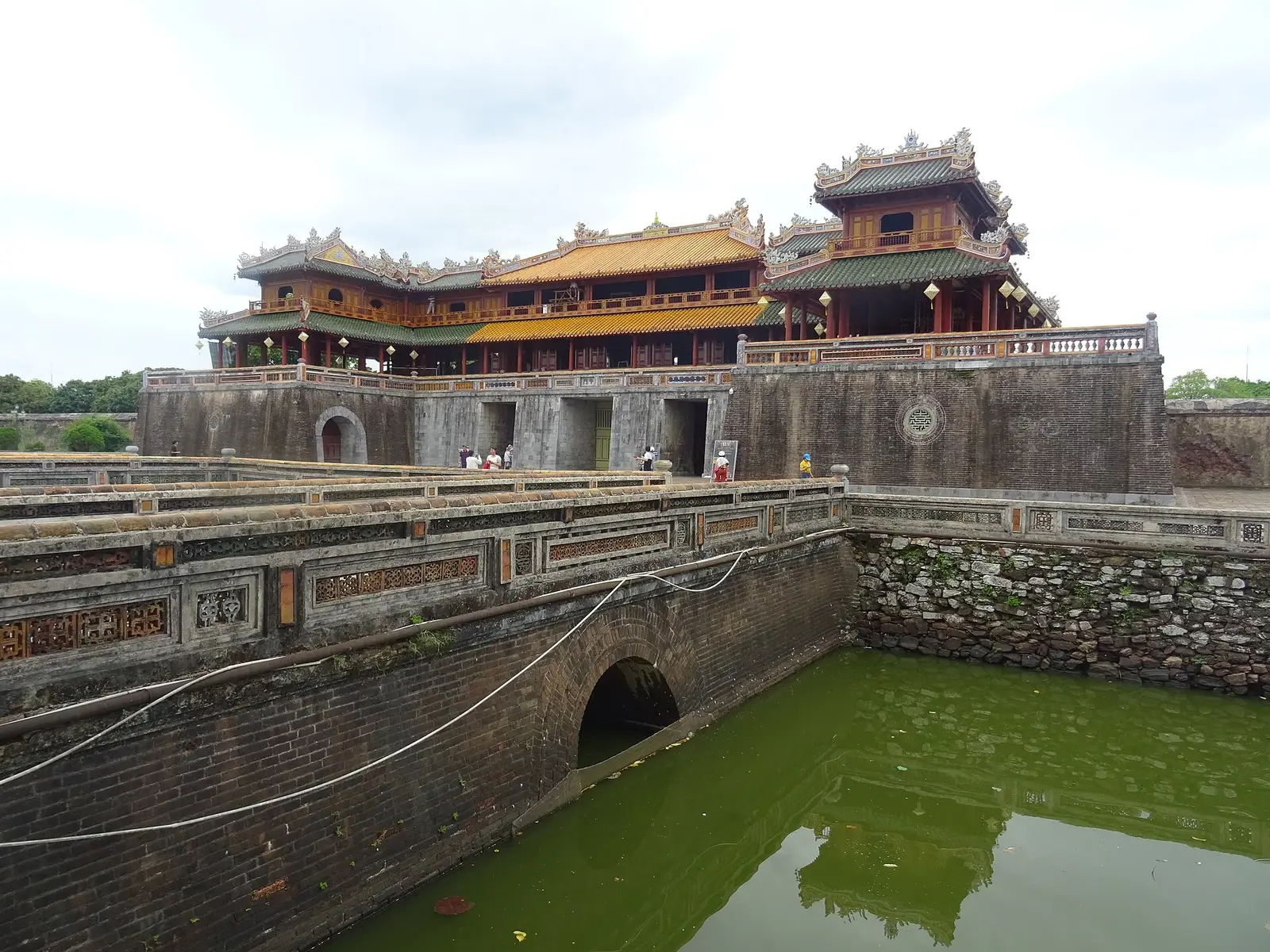De Ngo Mon-poort van de Keizerlijke Stad in Hue, met een brede trap en gele pilaren