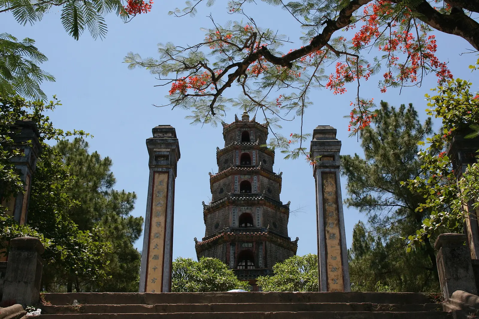De zevenlaagse toren van de Thien Mu-pagode aan de rivier bij Hue