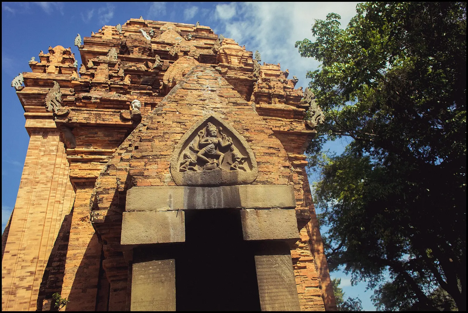 De gevel van de baksteentorens van Po Nagar, een Cham-tempel in Nha Trang