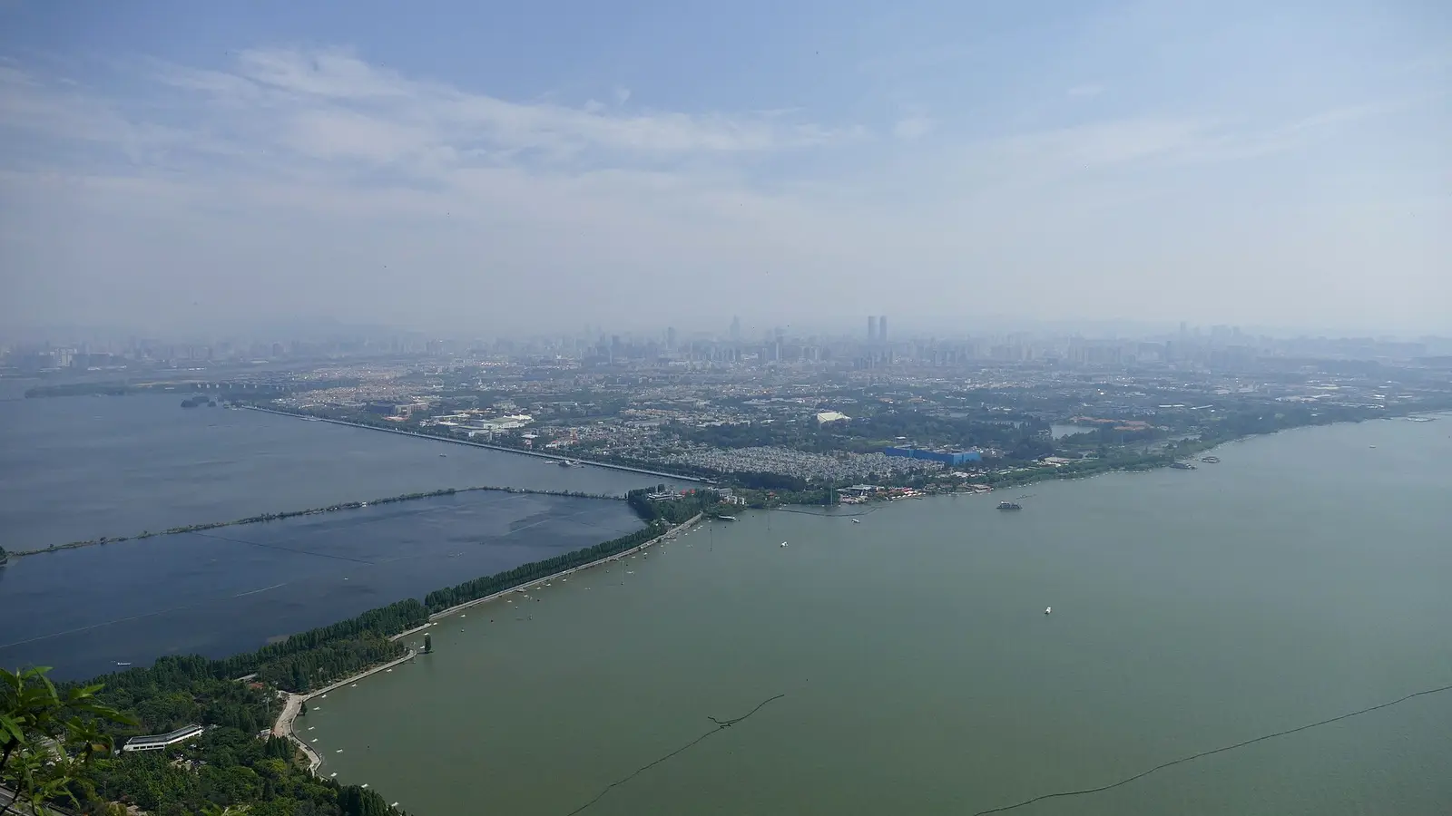 Uitzicht vanaf Longmen in de Westelijke Bergen over het Dian-meer en de stad Kunming in de nevel